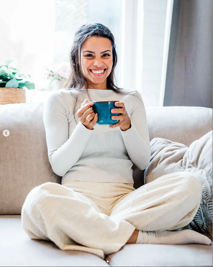 Amy met een kop koffie op de bank
