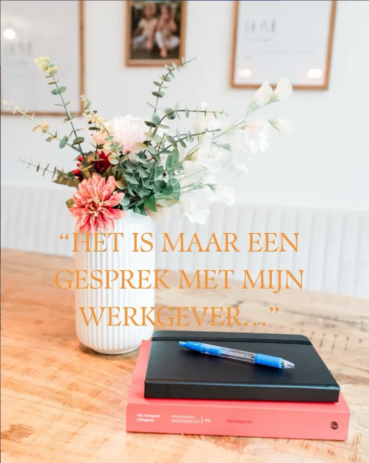 Boek over arbeidsrecht op een bureau